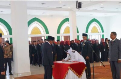 Pelantikan serta mengambil sumpah/janji jabatan administrator, pengawas dan fungsional. di Aula Lantai I Islamic Center (Dok: Diskominfo PPU)