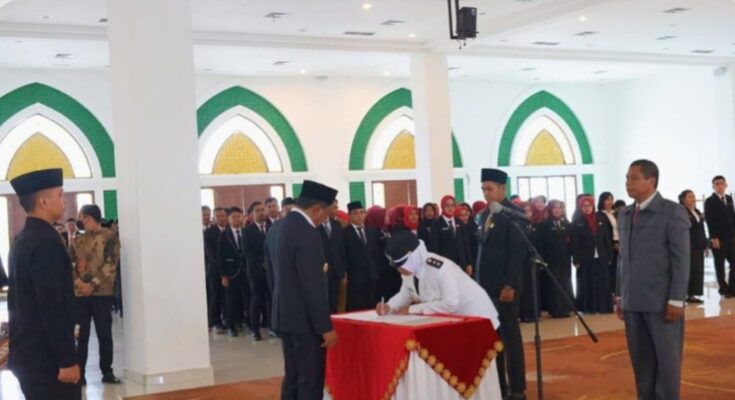 Pelantikan serta mengambil sumpah/janji jabatan administrator, pengawas dan fungsional. di Aula Lantai I Islamic Center (Dok: Diskominfo PPU)